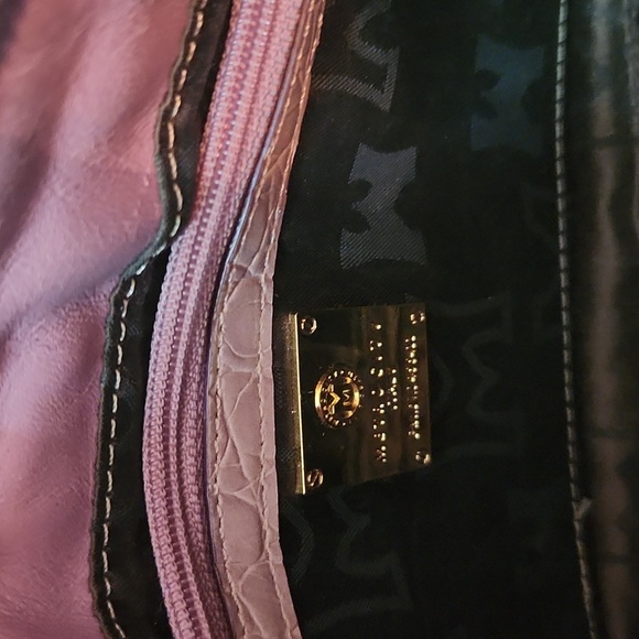 MetroCity mauve handbag with gold hardware - Picture 9 of 13